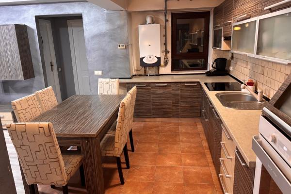Apartament 4 camere - etaj 2 ,B-dul Traian ,la cheie