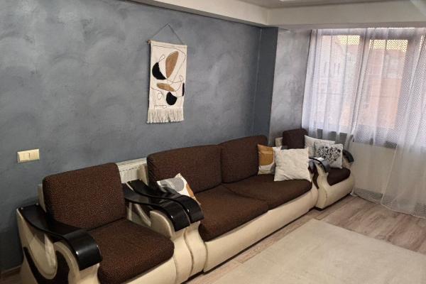 Apartament 4 camere - etaj 2 ,B-dul Traian ,la cheie