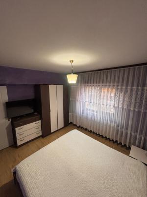 Apartament  4 camere - etaj 2 ,B-dul Traian ,la cheie
