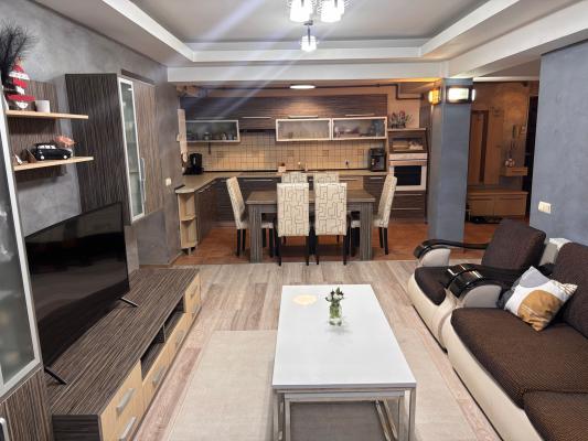 Apartament  4 camere - etaj 2 ,B-dul Traian ,la cheie
