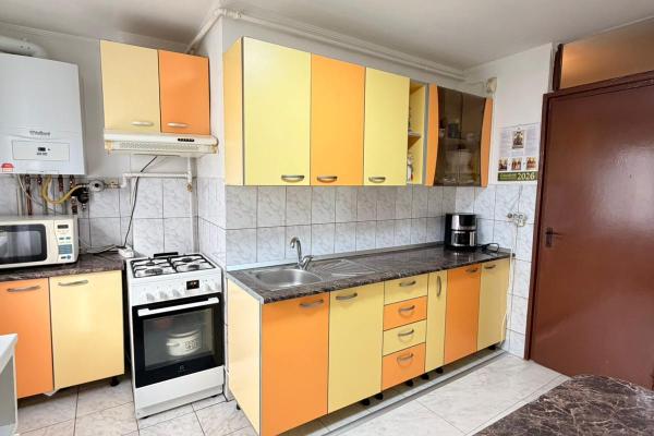 Apartament 2 camere – decomandat, Str. Dobrogei, zona Teren atletism