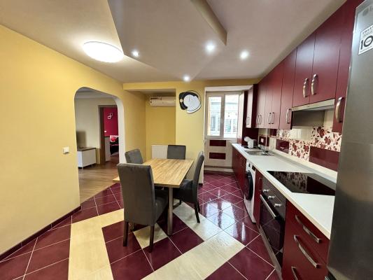 Apartament 4 camere - vânzare/ închiriere - Bld. Bucuresti, zona Semiluna