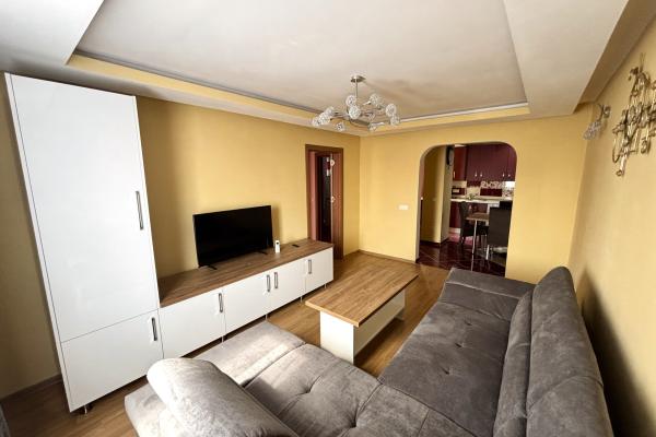 Apartament 4 camere - vânzare/ închiriere - Bld. Bucuresti, zona Semiluna