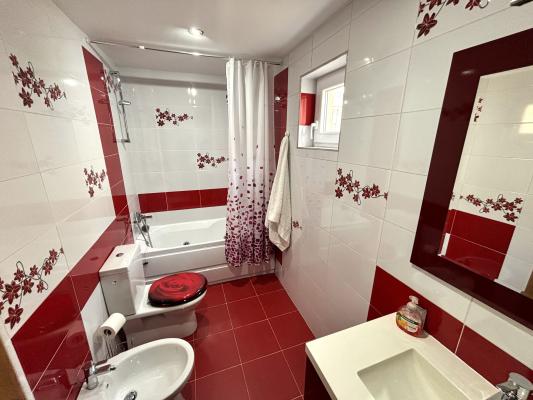 Apartament 4 camere - vânzare/ închiriere - Bld. Bucuresti, zona Semiluna