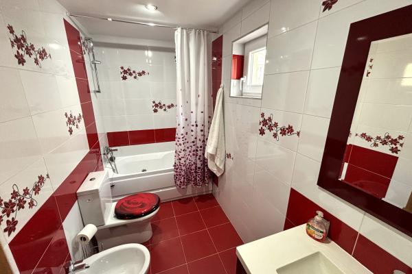 Apartament 4 camere - vânzare/ închiriere - Bld. Bucuresti, zona Semiluna