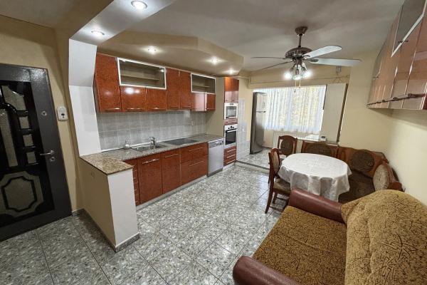 Apartament 2 camere, decomandat - bld. Republicii, zona Liana