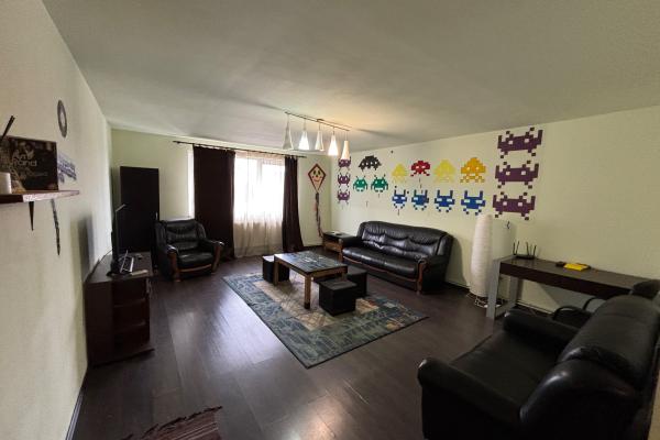 Închiriere - apartament cu 3 camere - Zona Piata Izvoare