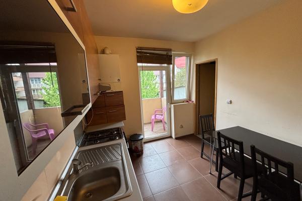 Închiriere - apartament cu 3 camere - Zona Piata Izvoare