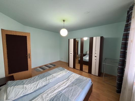 Închiriere - apartament cu 3 camere - Zona Piata Izvoare