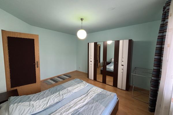 Închiriere - apartament cu 3 camere - Zona Piata Izvoare