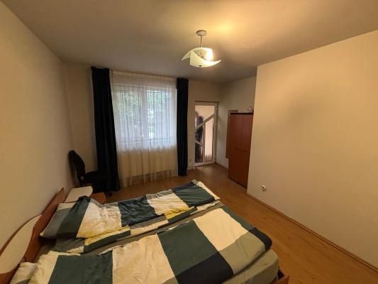 Închiriere - apartament cu 3 camere - Zona Piata Izvoare