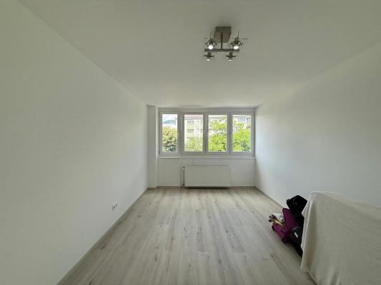 Apartament 3 camere decomandat | etaj 1 | central B-dul Bucuresti,optional garaj