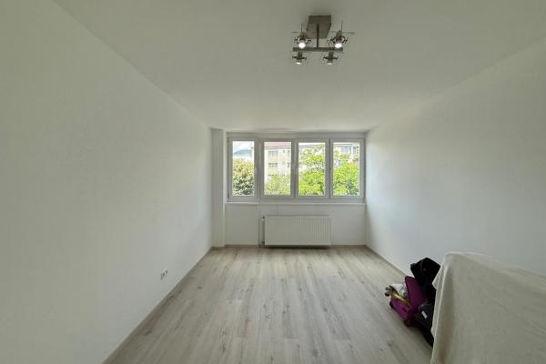 Apartament 3 camere decomandat | etaj 1 | central B-dul Bucuresti,optional garaj