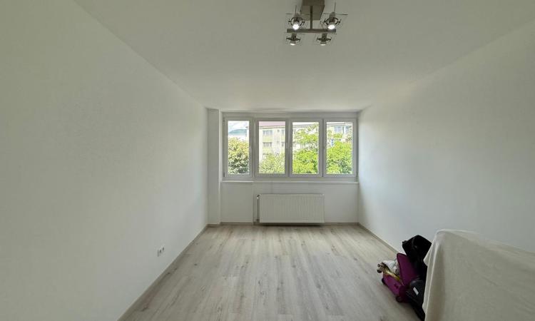 Apartament 3 camere decomandat | etaj 1 | central B-dul Bucuresti,optional garaj