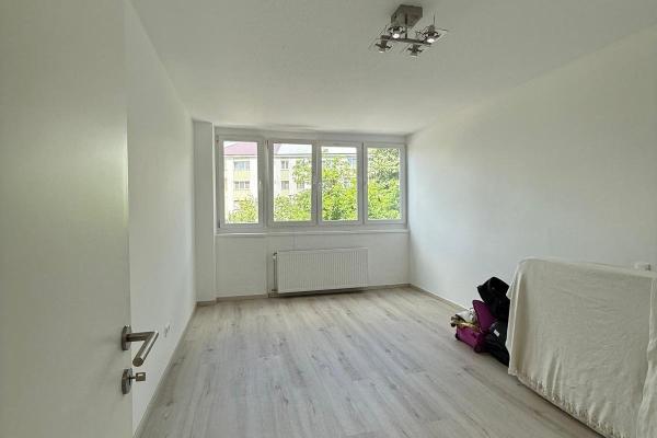 Apartament 3 camere decomandat | etaj 1 | central B-dul Bucuresti,optional garaj