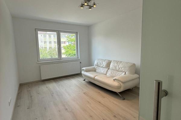 Apartament 3 camere decomandat | etaj 1 | central B-dul Bucuresti,optional garaj