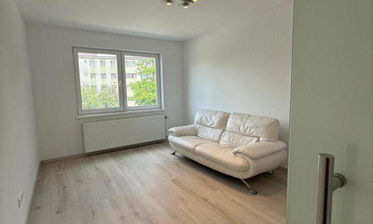 Apartament 3 camere decomandat | etaj 1 | central B-dul Bucuresti,optional garaj