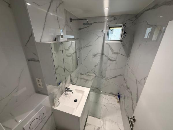 Apartament 3 camere decomandat | etaj 1 | central B-dul Bucuresti,optional garaj
