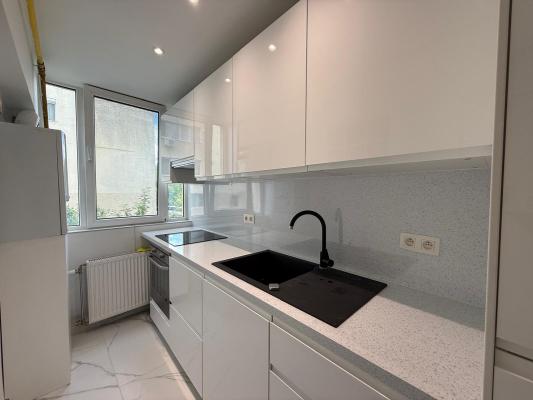 Apartament 3 camere decomandat | etaj 1 | central B-dul Bucuresti,optional garaj