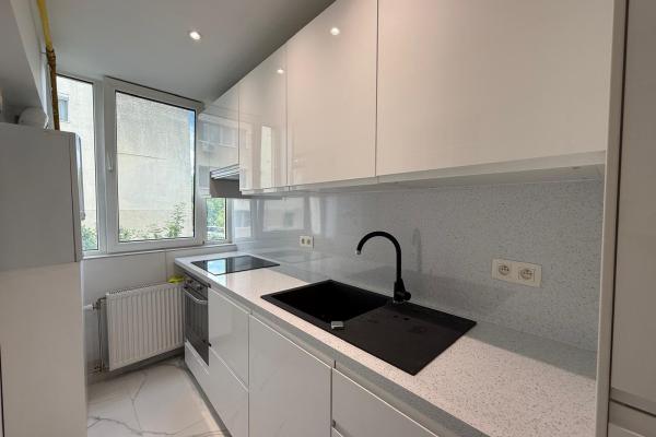 Apartament 3 camere decomandat | etaj 1 | central B-dul Bucuresti,optional garaj