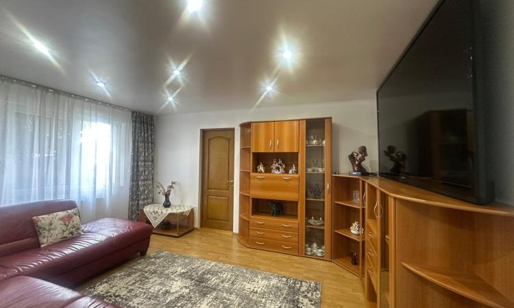 Apartament 4 camere,Vasile Alecsandri, zona Shopping Park, parter înalt