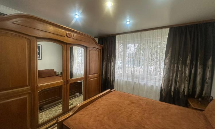 Apartament 4 camere,Vasile Alecsandri, zona Shopping Park, parter înalt