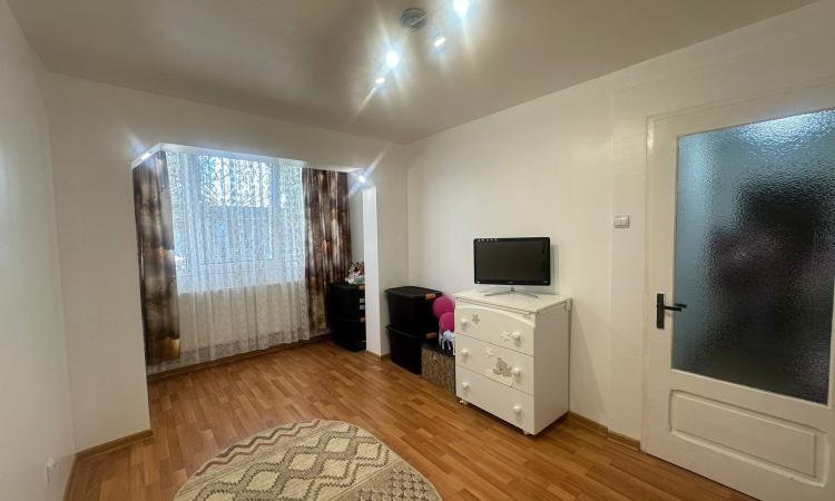 Apartament 4 camere,Vasile Alecsandri, zona Shopping Park, parter înalt