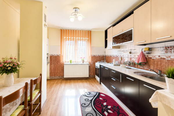 Apartament 2 camere - decomandat Moldovei zona Ambasador