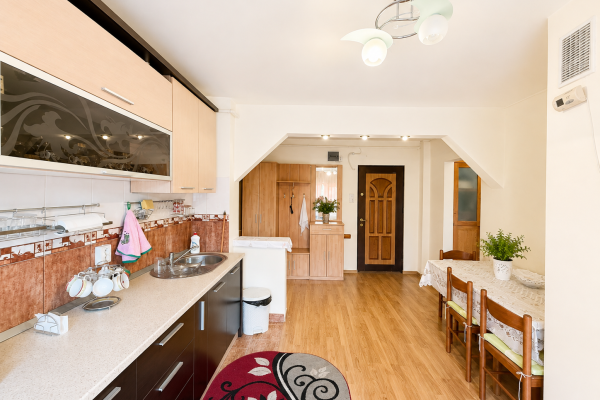 Apartament 2 camere - decomandat Moldovei zona Ambasador