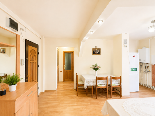 Apartament 2 camere - decomandat Moldovei zona Ambasador