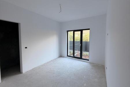 Apartament 3 camere parter cu gradina privata zona Grivitei