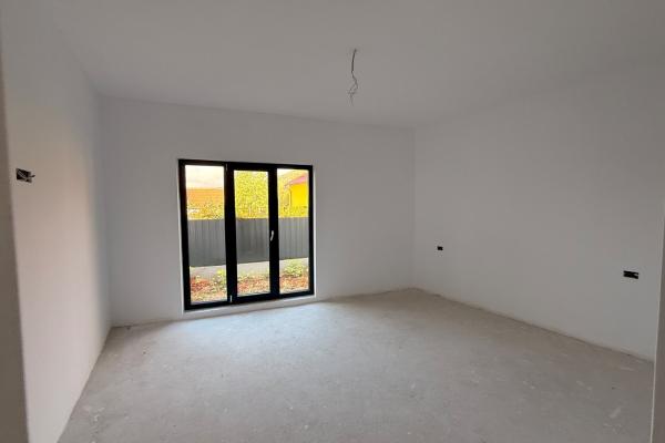 Apartament 3 camere parter cu gradina privata zona Grivitei