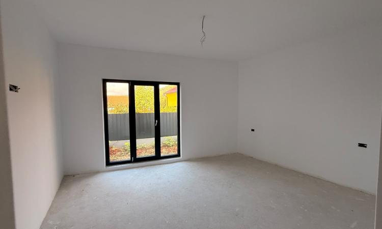 Apartament 3 camere parter cu gradina privata zona Grivitei