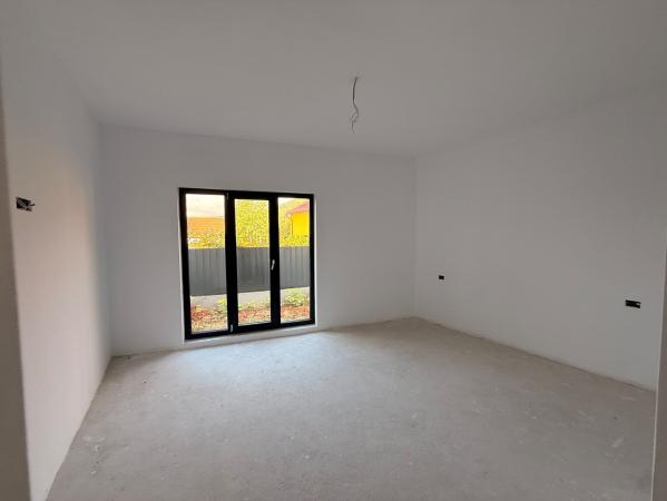 Apartament 3 camere parter cu gradina privata zona Grivitei