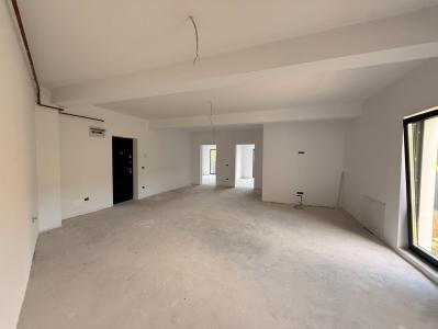 Apartament 3 camere parter cu gradina privata zona Grivitei