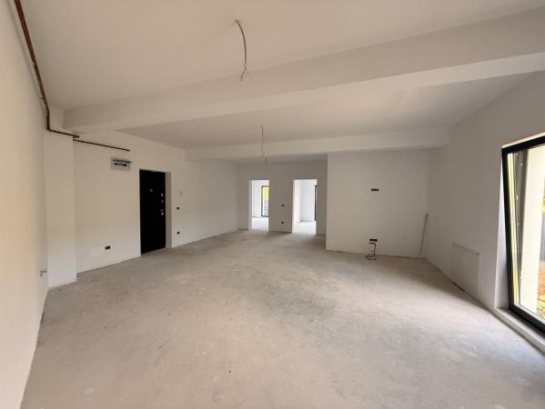 Apartament 3 camere parter cu gradina privata zona Grivitei
