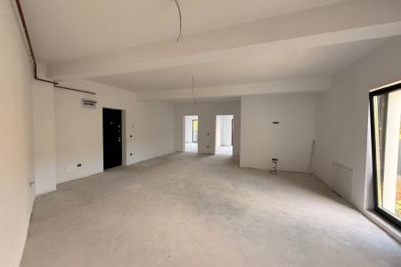 Apartament 3 camere parter cu gradina privata zona Grivitei