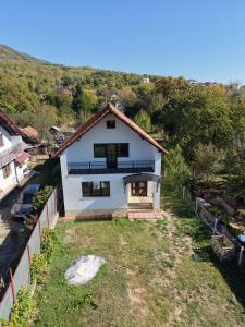 VILĂ P+1 SEMIFINISATĂ | 180 MP UTILI | TEREN 1.233 MP | VALE LA LIMITA PROPRIETĂȚII