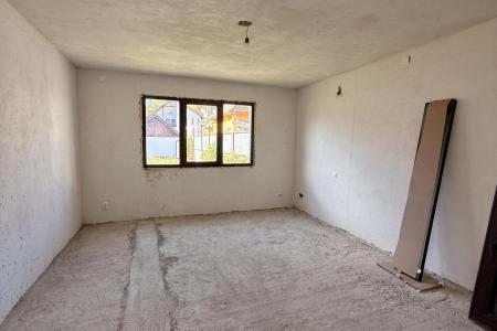 VILĂ P+1 SEMIFINISATĂ | 180 MP UTILI | TEREN 1.233 MP | VALE LA LIMITA PROPRIETĂȚII