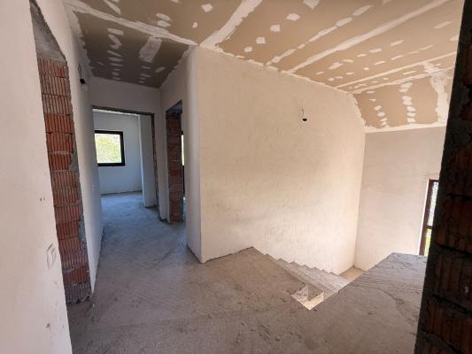 VILĂ P+1 SEMIFINISATĂ | 180 MP UTILI | TEREN 1.233 MP | VALE LA LIMITA PROPRIETĂȚII