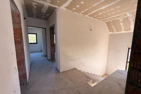 VILĂ P+1 SEMIFINISATĂ | 180 MP UTILI | TEREN 1.233 MP | VALE LA LIMITA PROPRIETĂȚII