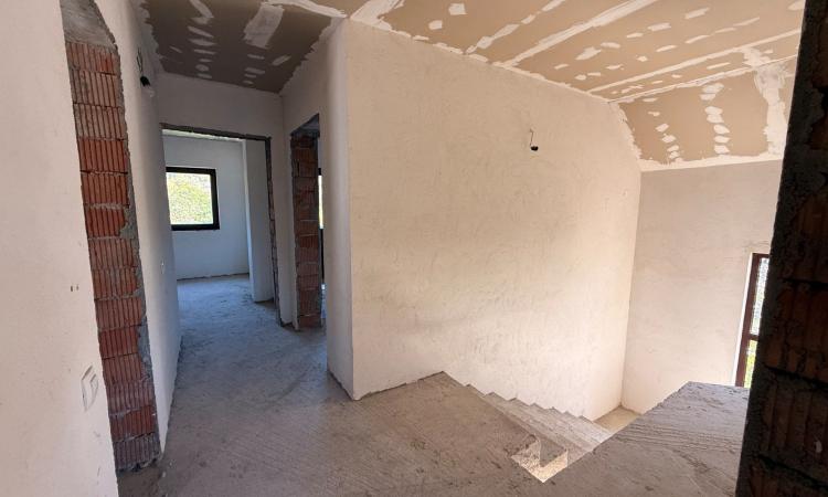 VILĂ P+1 SEMIFINISATĂ | 180 MP UTILI | TEREN 1.233 MP | VALE LA LIMITA PROPRIETĂȚII