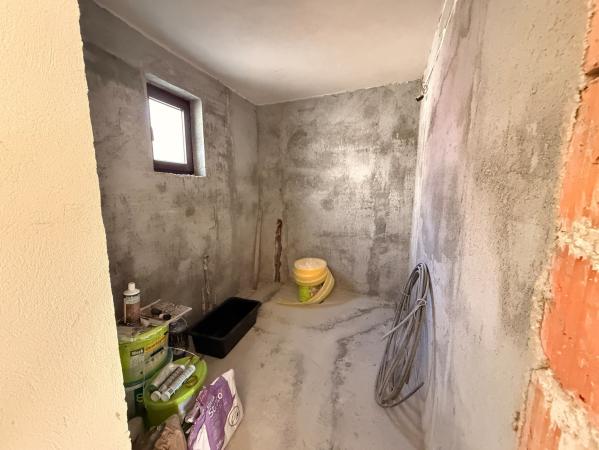 VILĂ P+1 SEMIFINISATĂ | 180 MP UTILI | TEREN 1.233 MP | VALE LA LIMITA PROPRIETĂȚII