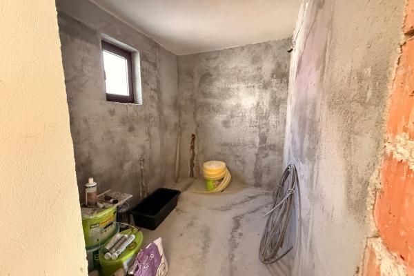 VILĂ P+1 SEMIFINISATĂ | 180 MP UTILI | TEREN 1.233 MP | VALE LA LIMITA PROPRIETĂȚII