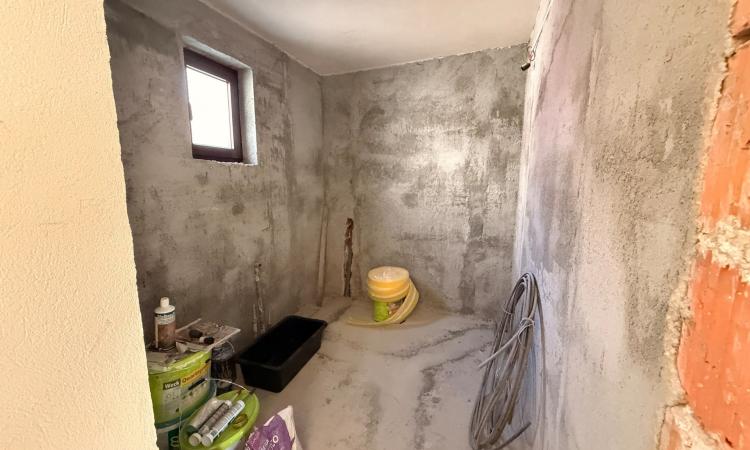 VILĂ P+1 SEMIFINISATĂ | 180 MP UTILI | TEREN 1.233 MP | VALE LA LIMITA PROPRIETĂȚII