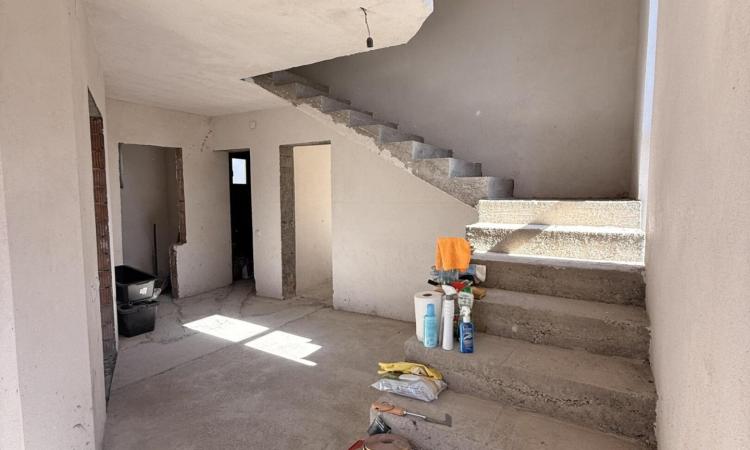 VILĂ P+1 SEMIFINISATĂ | 180 MP UTILI | TEREN 1.233 MP | VALE LA LIMITA PROPRIETĂȚII