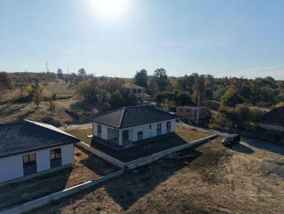 Casă cu priveliște, 3 dormitoare și teren de 530 mp