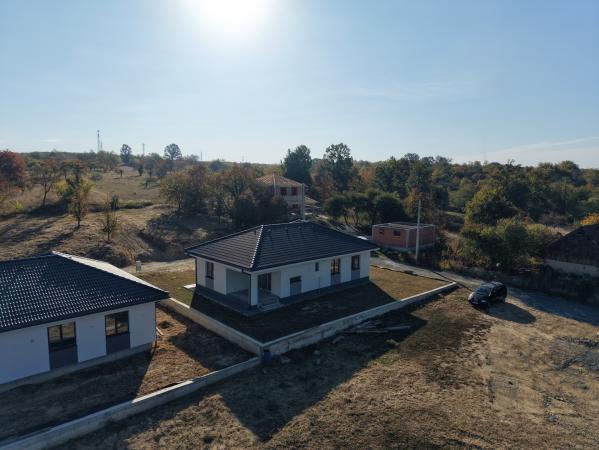 Casă cu priveliște, 3 dormitoare și teren de 530 mp