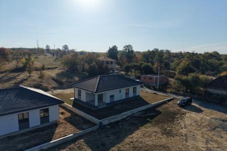 Casă cu priveliște, 3 dormitoare și teren de 530 mp