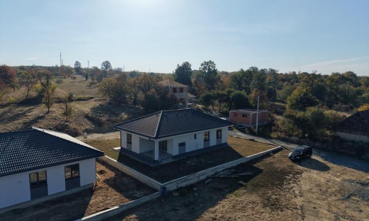 Casă cu priveliște, 3 dormitoare și teren de 530 mp